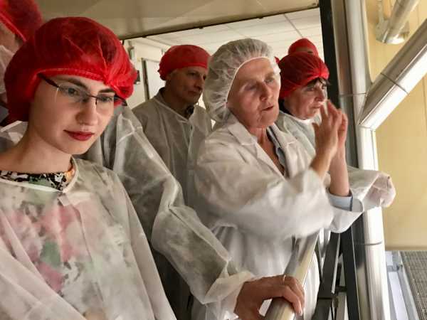 Die Alumni in der Bäckerei...