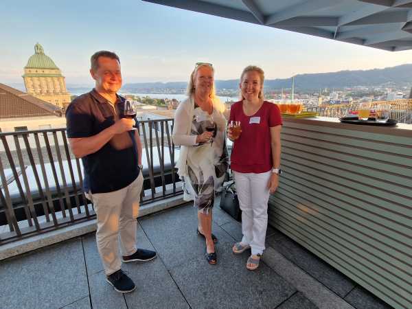 Alumni und Alumnae geniessen die ETH-Terrasse